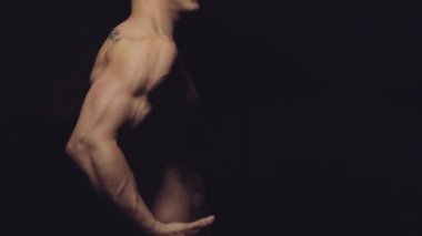 Güzel bir genç adam adam silah, gövde esneme gövdesi.