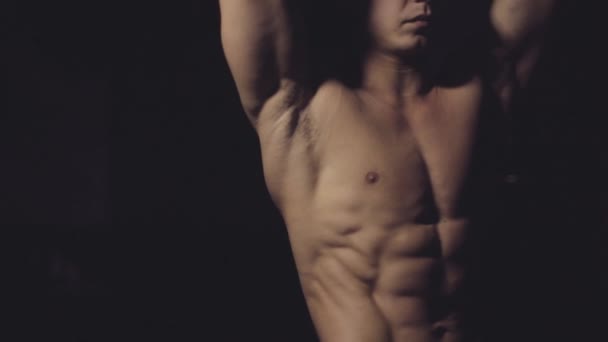 一个年轻男子的美丽的身体伸缩手臂, 躯干. — 图库视频影像