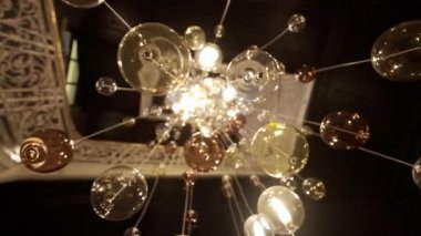 Pahalı büyük avize cam bir restoran veya konser salonu. Avize aydınlatma Hall, Bokeh, parlama, parlaklık, bulanıklık.