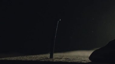 bir tahta çivi çekiç.