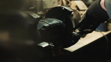 Adam elektrik aleti Ile çalışır.