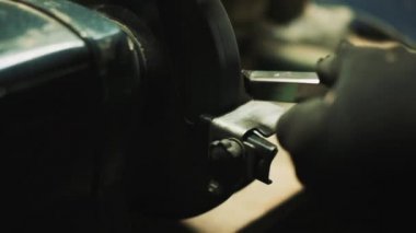Adam elektrik aleti Ile çalışır.