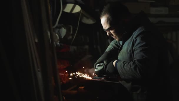 Чоловік працює з невеликою електро-м'ясорубка. — стокове відео