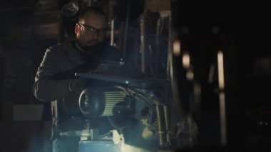 Adam elektrik aracı Ile çalışır. Testere ağacı.