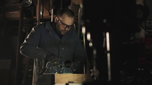 O homem trabalha com a ferramenta elétrica. Madeira de lixar . — Vídeo de Stock