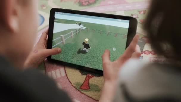 Jongens spelen video games. Digitale Tablet. — Stockvideo