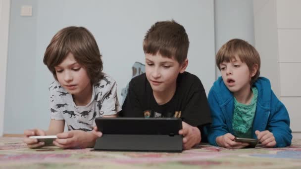 Τα αγόρια παίζουν ηλεκτρονικά παιχνίδια. — Αρχείο Βίντεο