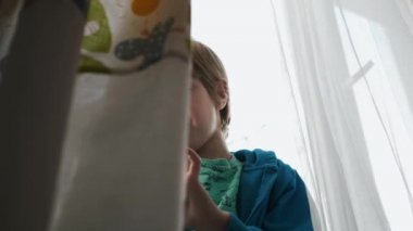 Küçük çocuk Smartphone tarafından video oyunları oynayın. Close.