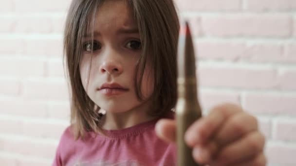 Propaganda anti-guerra. Criança contra assassinato. Close-up  , — Vídeo de Stock