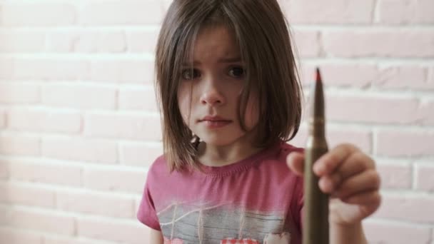 Propaganda anti-guerra. Criança contra assassinato. Close-up  , — Vídeo de Stock