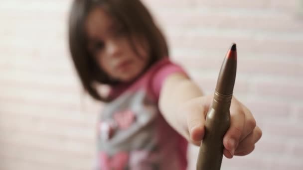 Háborúellenes propaganda. Gyermek ellen Murder. Közeli , — Stock videók