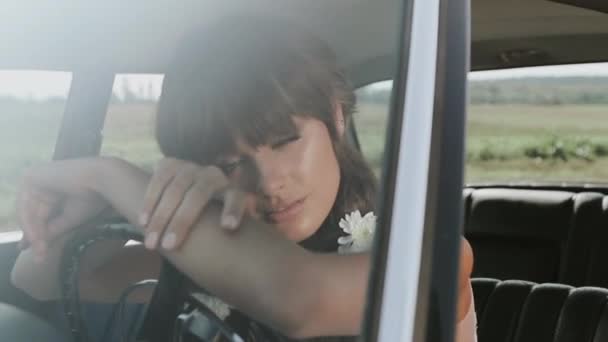 Jovem bela mulher no vestido de casamento posando no carro vintage . — Vídeo de Stock