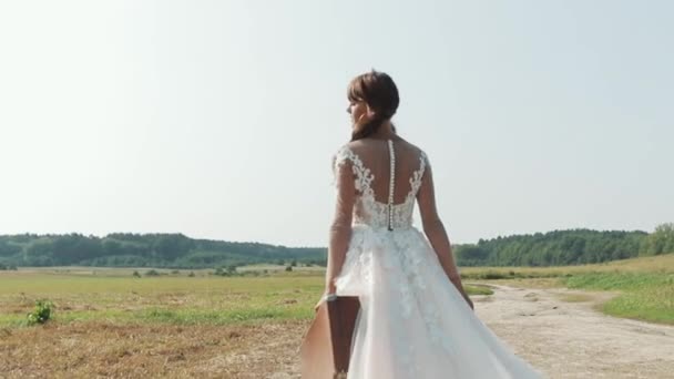 Hermosa novia disfrutando en vestido de novia en Sunny Park . — Vídeo de stock