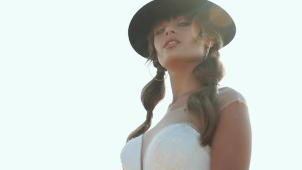 Bela noiva se divertindo no vestido de casamento em Sunny Park . — Vídeo de Stock