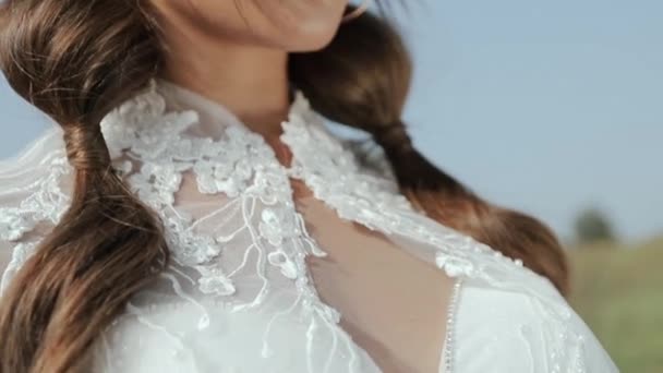 Schöne Braut genießt im Brautkleid im sonnigen Park. — Stockvideo