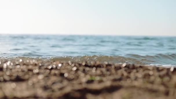 Indescriptible primer plano del paisaje de la costa del mar en el día soleado . — Vídeos de Stock