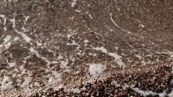 Gros plan indicible sur le paysage de la côte de la mer le jour ensoleillé .