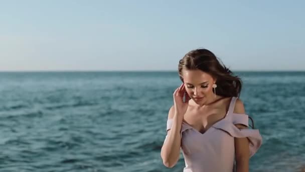 Aantrekkelijk meisje is genieten aan zee kust op zomer vakantie Happy Day. — Stockvideo