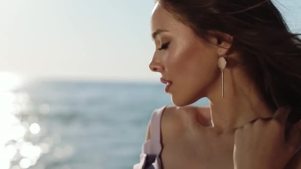 Chica atractiva está disfrutando en la costa del mar en vacaciones de verano Feliz día . — Vídeos de Stock