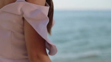 Çekici Kız Yaz Tatili Mutlu Gününde Deniz Kıyısında Tadını Çıkarıyor.