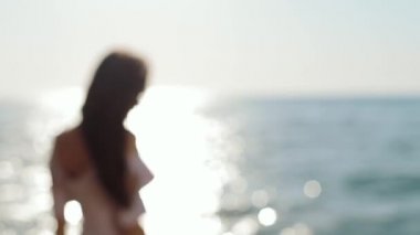 Çekici Kız Yaz Tatili Mutlu Gününde Deniz Kıyısında Tadını Çıkarıyor.