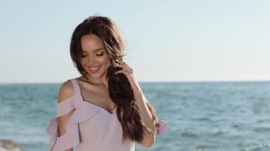 Çekici Kız Yaz Tatili Mutlu Gününde Deniz Kıyısında Tadını Çıkarıyor.