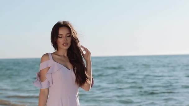 Menina atraente está desfrutando na costa do mar em férias de verão feliz dia . — Vídeo de Stock