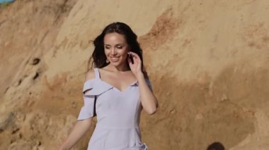 Çekici Kız Yaz Tatili Mutlu Gününde Deniz Kıyısında Tadını Çıkarıyor.