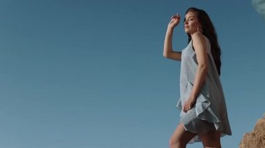 Çekici Kız Yaz Tatili Mutlu Gününde Deniz Kıyısında Tadını Çıkarıyor.