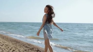 Çekici Kız Yaz Tatili Mutlu Gününde Deniz Kıyısında Tadını Çıkarıyor.
