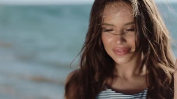 Menina atraente está desfrutando na costa do mar em férias de verão feliz dia . — Vídeo de Stock