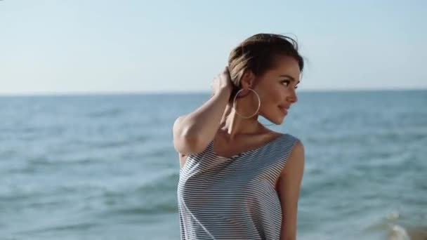 Aantrekkelijk meisje is genieten aan zee kust op zomer vakantie Happy Day. — Stockvideo