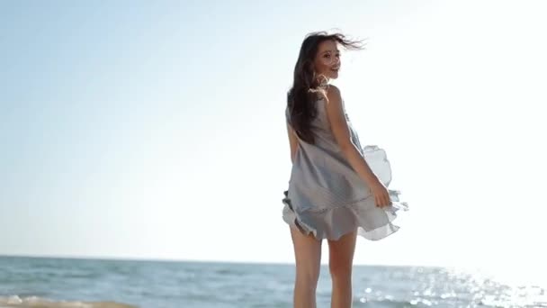 Ελκυστικό κορίτσι απολαμβάνει στη θάλασσα ακτή στις καλοκαιρινές διακοπές ευτυχισμένη ημέρα. — Αρχείο Βίντεο