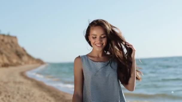 魅力的な女の子は夏休みハッピーデーに海沿岸で楽しんでいます. — ストック動画