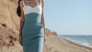 Çekici Kız Yaz Tatili Mutlu Gününde Deniz Kıyısında Tadını Çıkarıyor.