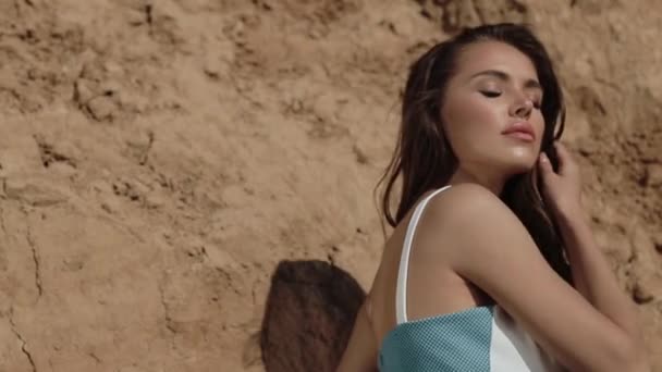 Menina atraente está desfrutando na costa do mar em férias de verão feliz dia . — Vídeo de Stock