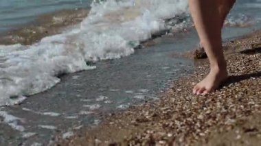 Çekici Kız Yaz Tatili Mutlu Gününde Deniz Kıyısında Tadını Çıkarıyor.
