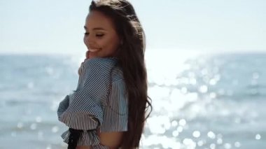 Çekici Kız Yaz Tatili Mutlu Gününde Deniz Kıyısında Tadını Çıkarıyor.