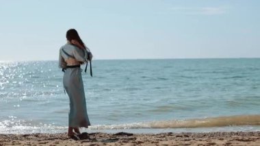 Çekici Kız Yaz Tatili Mutlu Gününde Deniz Kıyısında Tadını Çıkarıyor.