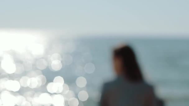 Приваблива дівчина насолоджується на морському узбережжі на літній відпочинок щасливий день. — стокове відео
