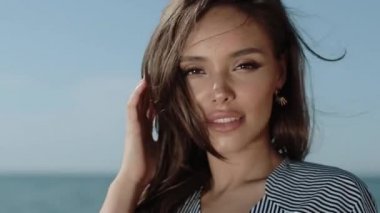 Çekici Kız Yaz Tatili Mutlu Gününde Deniz Kıyısında Tadını Çıkarıyor.