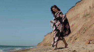 Çekici Kız Yaz Tatili Mutlu Gününde Deniz Kıyısında Tadını Çıkarıyor.