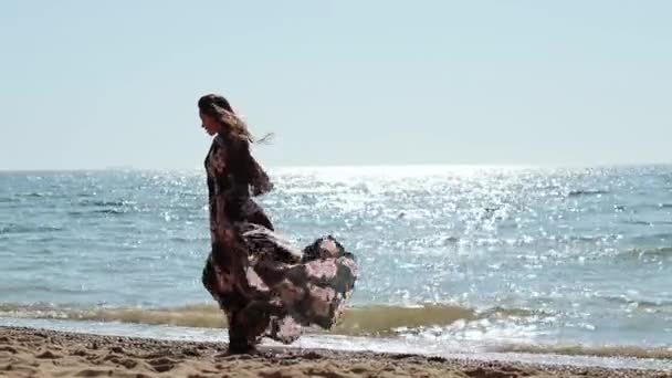 Menina atraente está desfrutando na costa do mar em férias de verão feliz dia . — Vídeo de Stock