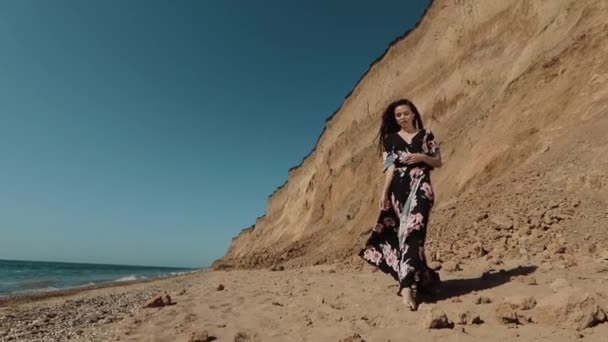 Atraktivní dívka se těší na mořském pobřeží na letních prázdninách šťastný den. — Stock video