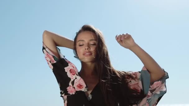 Çekici Kız Yaz Tatili Mutlu Gününde Deniz Kıyısında Tadını Çıkarıyor. — Stok video