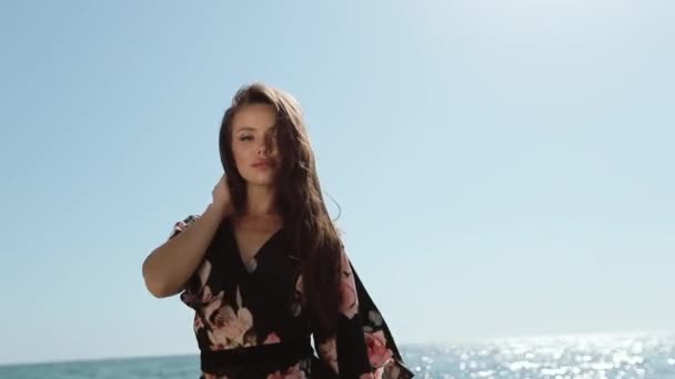 Menina atraente está desfrutando na costa do mar em férias de verão feliz dia . — Vídeo de Stock