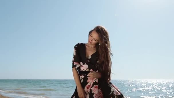 Menina atraente está desfrutando na costa do mar em férias de verão feliz dia . — Vídeo de Stock