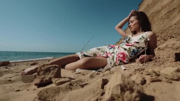 Menina atraente está desfrutando na costa do mar em férias de verão feliz dia . — Vídeo de Stock