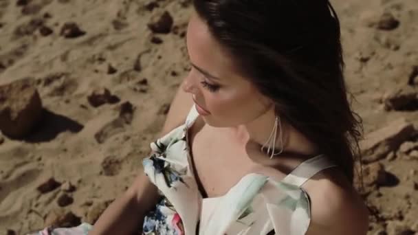 Chica atractiva está disfrutando en la costa del mar en vacaciones de verano Feliz día . — Vídeos de Stock