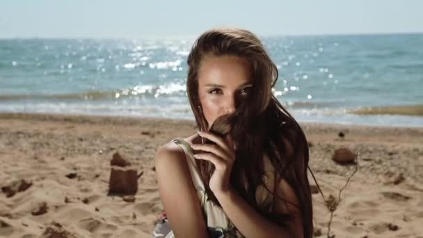 Aantrekkelijk meisje is genieten aan zee kust op zomer vakantie Happy Day. — Stockvideo